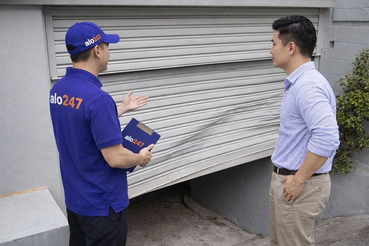 Thợ alo247 trao đổi về tình trạng cửa cuốn bị móp méo
