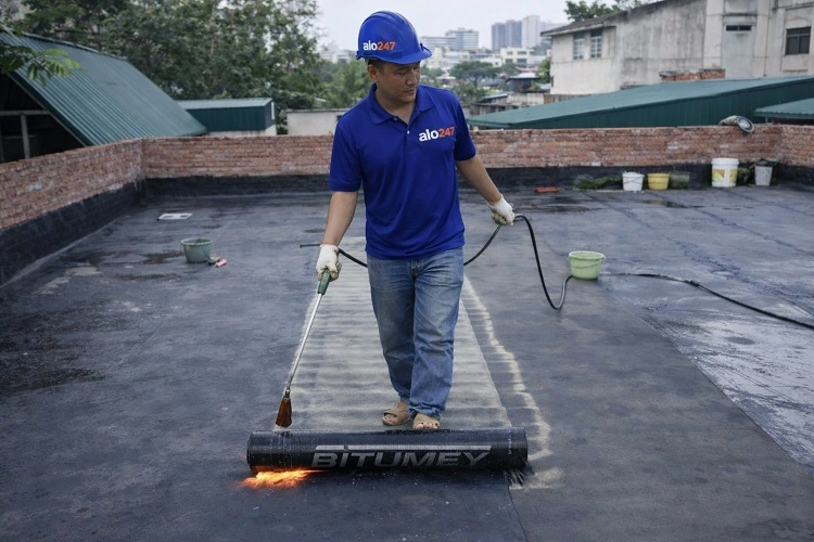 Thi công chống thấm mái bằng màng khò nóng