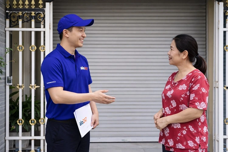 Thợ alo247 bàn giao và ký bảo hành sau sửa chữa