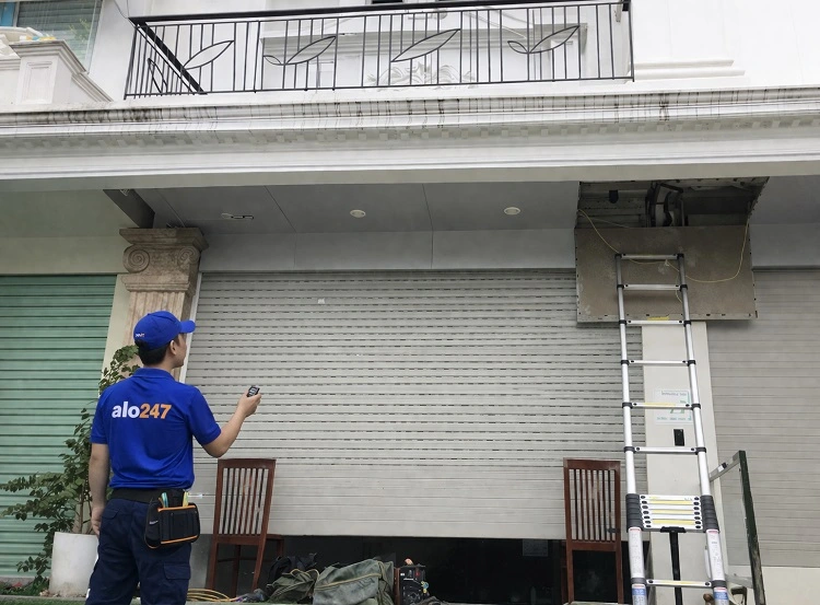 Thợ alo247 kiểm tra điều khiển cửa cuốn