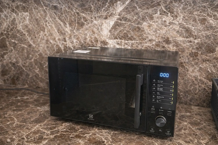 Thợ alo247 sẽ đến để kiểm tra tình trạng lò vi sóng