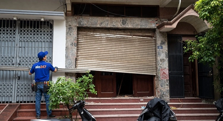 Thợ alo247 sửa cửa cuốn bị xổ nan