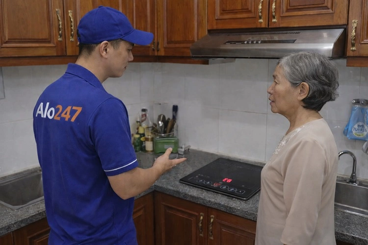Thợ alo247 trao đổi về tình trạng bếp từ bị lỗi hỏng cho khách hàng