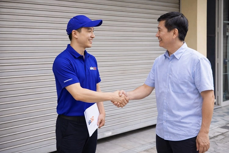 Thợ bàn giao sau sửa chữa