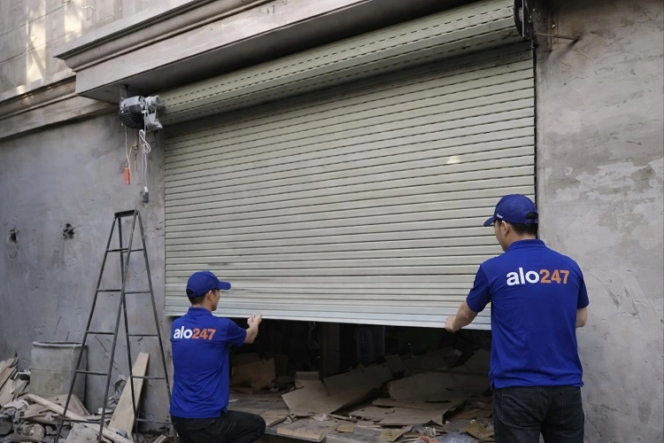 Thợ chỉnh nan cửa cuốn bị xổ nan