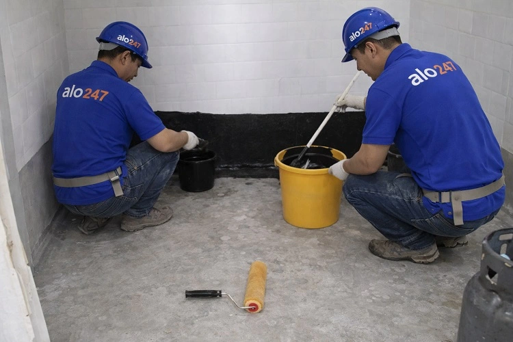 Thợ đang chống thấm tường tại Long Biên