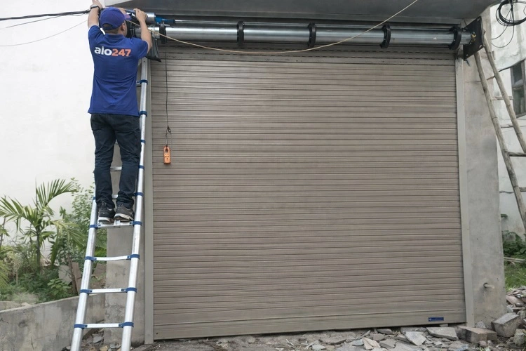 Thợ đang sửa cửa cuốn tại Tây Tựu