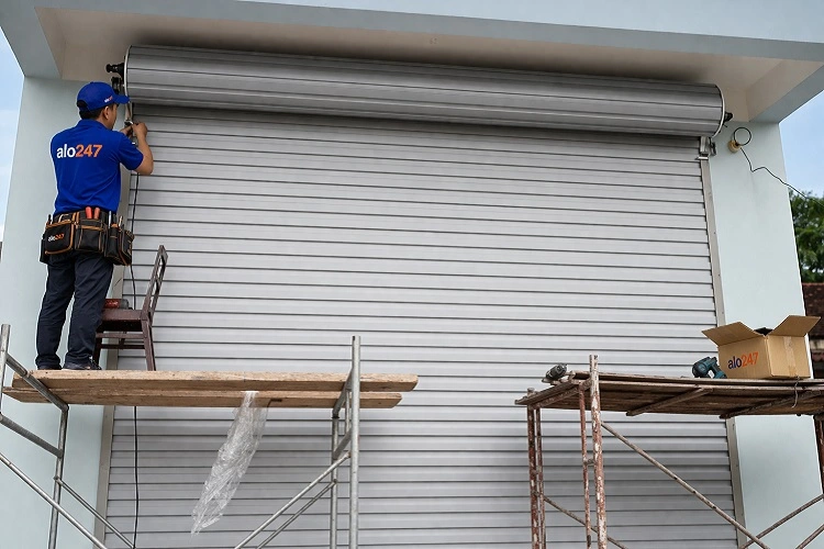 Thợ khắc phục lỗi motor cửa cuốn không chạy