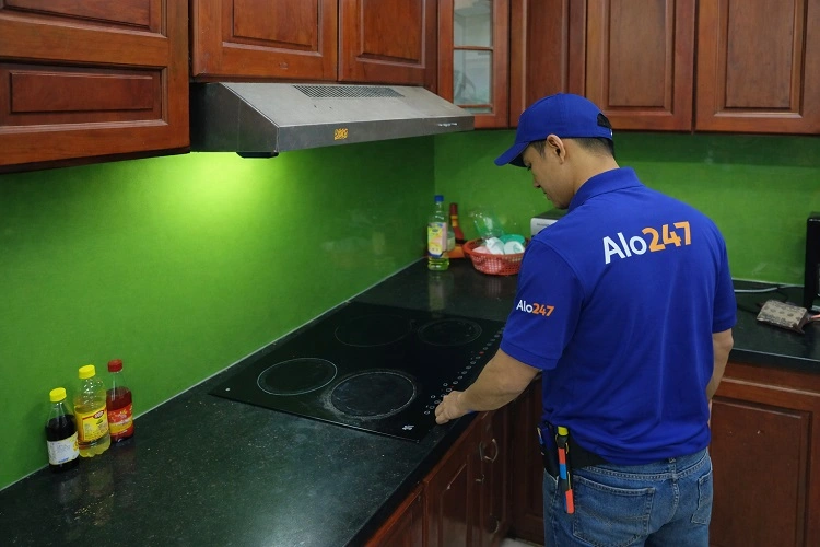 Thợ kiểm tra bếp từ bị lỗi không lên nguồn