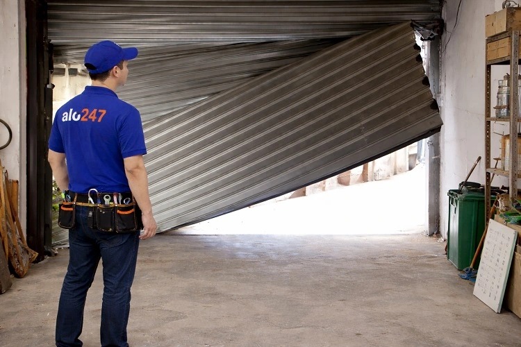 Thợ kiểm tra cửa cuốn bị bị xô lệch