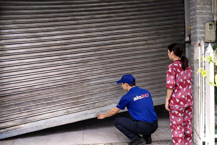 Thợ kiểm tra cửa cuốn bị xô lệch nan