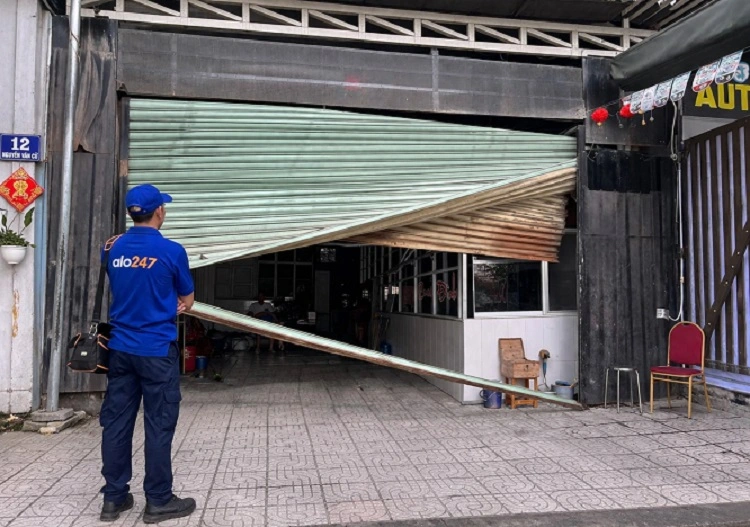 Thợ kiểm tra cửa cuốn bị xổ nan