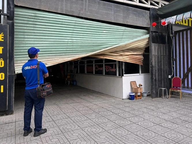 Thợ kiểm tra cửa cuốn bị xổ nan, xô lệch