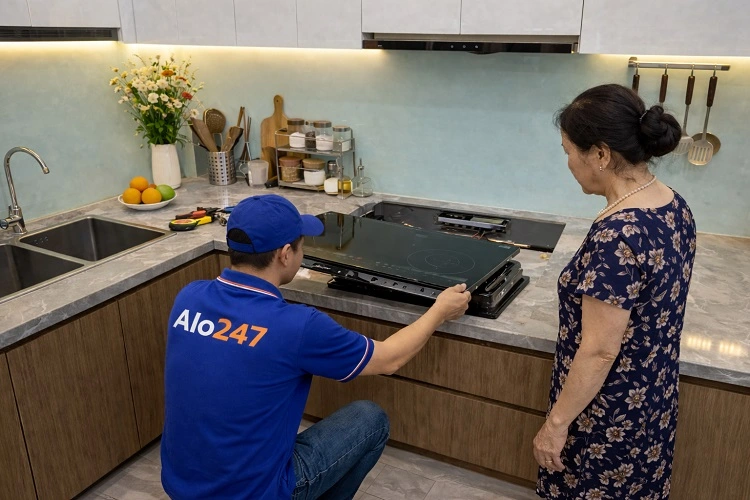 Thợ kiểm tra tình trạng lỗi hỏng của bếp từ