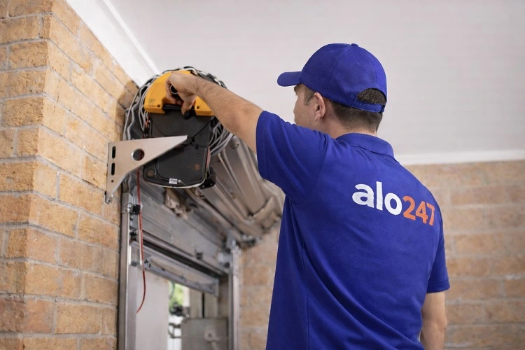 Thợ kiểm tra tình trạng lỗi hỏng cửa cuốn