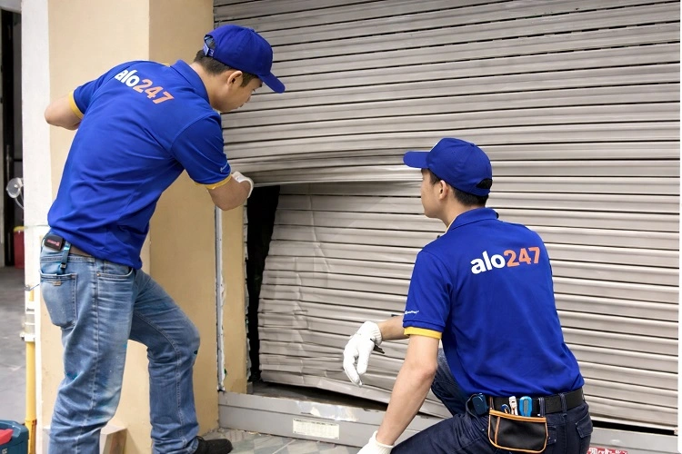 Thợ kiểm tra trước khi sửa cửa cuốn tại Tây Tựu