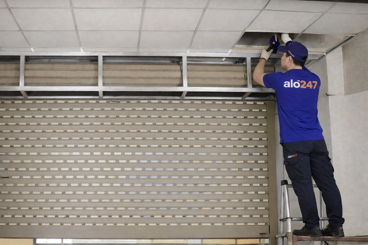 Thợ sửa chữa mortor cửa cuốn bị lỗi