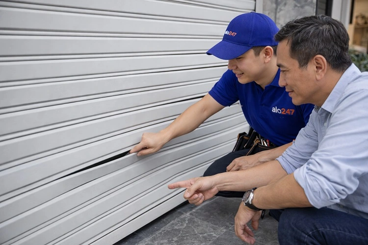 Thợ sửa cửa cuốn Alo247 đang kiểm tra cửa kẹt tại phường Lĩnh Nam