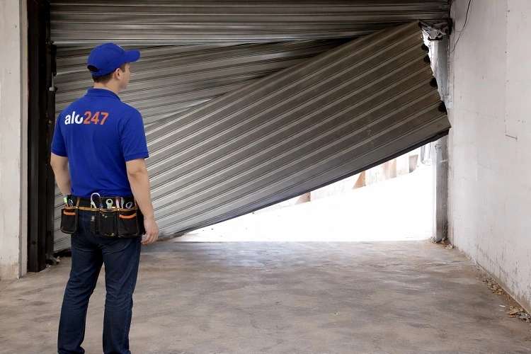 Thợ sửa cửa cuốn bị xô lệch, kẹt nan tại Ô chợ Dừa