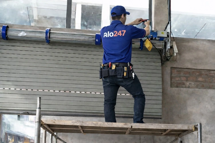 Thợ sửa cửa cuốn tại Quang Minh