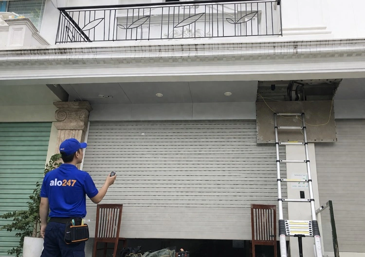 Thợ khắc phục lỗi mất tín hiệu điều khiển cửa cuốn