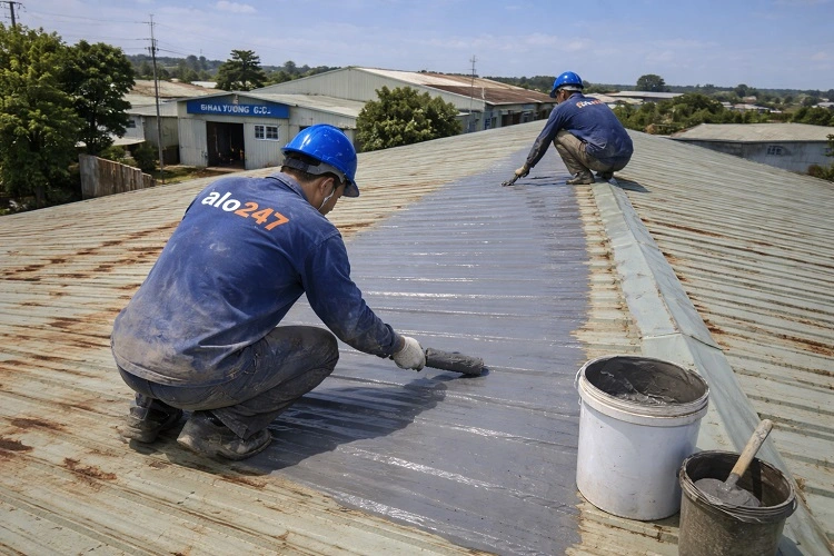 Thợ thi công chống thấm mái tôn bị thấm dột