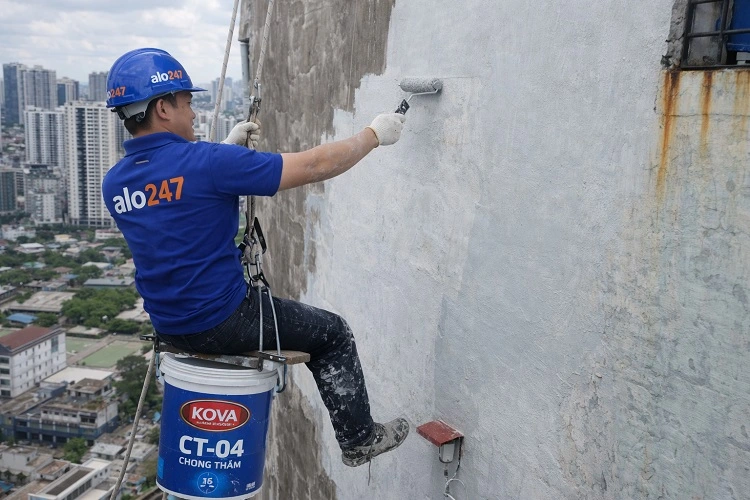 Thợ thi công chống thấm ngoài trời tại Kiến Hưng