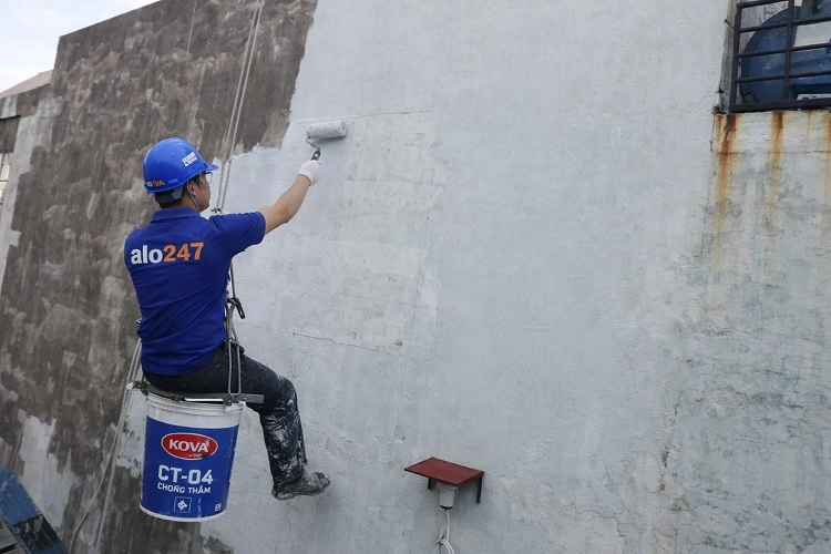Thợ thi công chống thấm tường ngoài trời nhà cao tầng