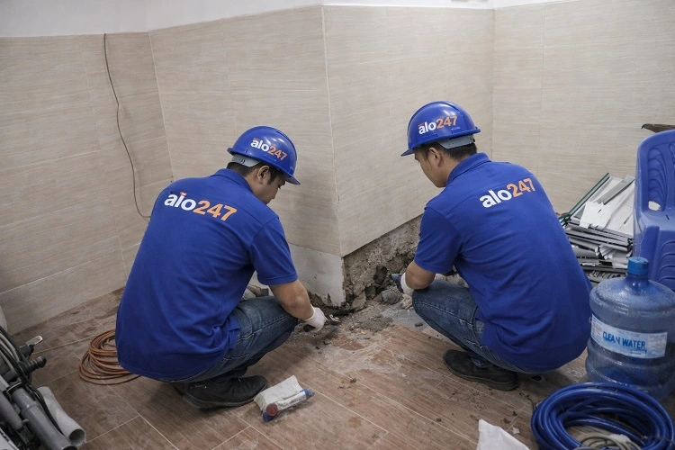 Xử lý chân tường bị ngấm nước phồng rộp