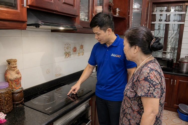Thợ alo247 kiểm tra bếp từ Frico trước khi sửa chữa