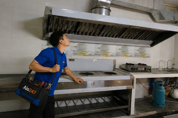 Thợ alo247 kiểm tra máy hút mùi công nghiệp trước khi sửa chữa
