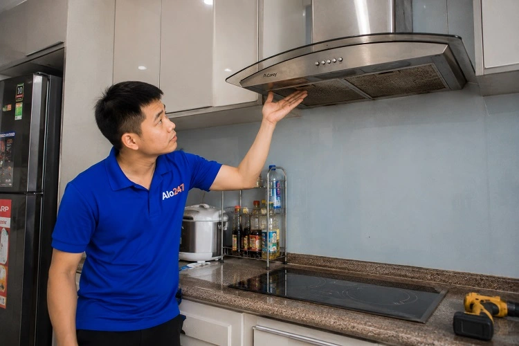 Thợ alo247 kiểm tra máy hút mùi tại Gia Lâm sau khi sửa