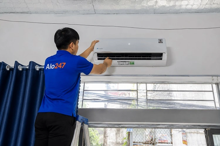 Thợ alo247 kiểm tra trước khi sửa điều hoà tại Ô Chợ Dừa