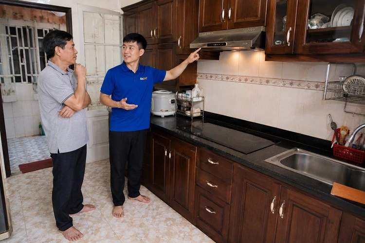 Thợ alo247 trao đổi phương án sửa máy hút mùi tại Long Biên