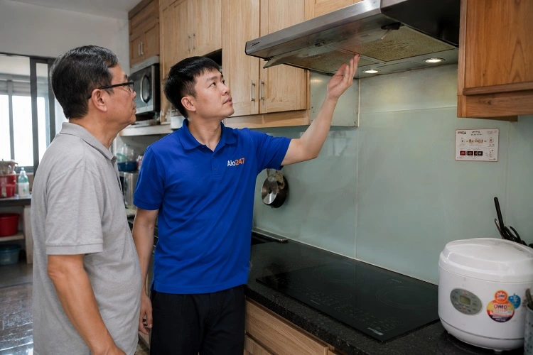 Thợ alo247 trao đổi phương án sửa máy hút mùi tại Việt Hưng