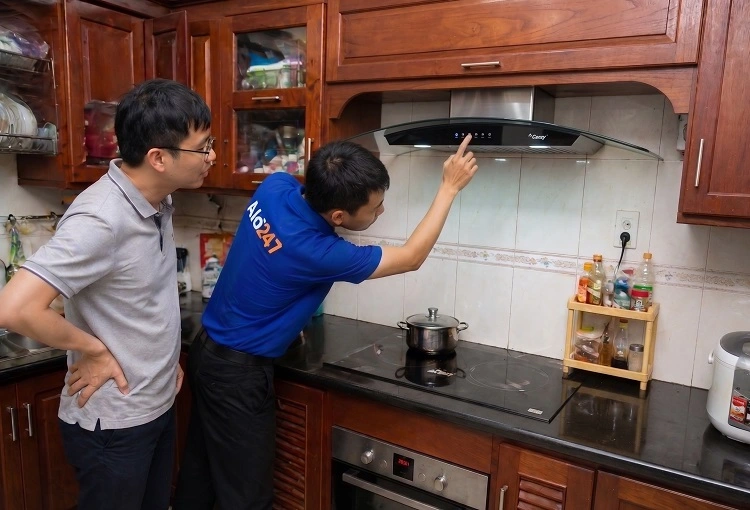 Thợ kiểm tra và trao đổi phương án sửa máy hút mùi bếp Canzy