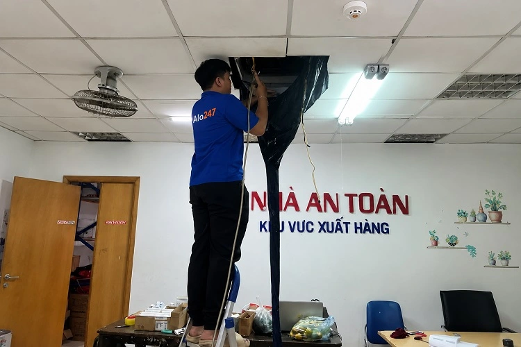 Thợ alo247 bảo dưỡng điều hoà âm trần tại Hà Nội