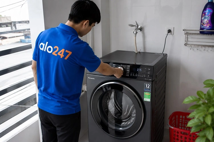 Thợ alo247 chạy thử máy sau khi sửa máy giặt tại Xuân Đỉnh