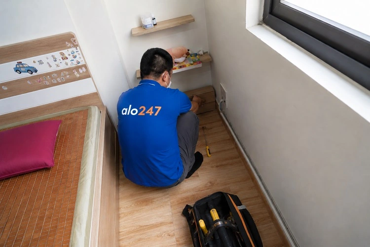 Thợ alo247 diệt mối bằng việc đặt hộp nhử mối tại Ngọc Hà