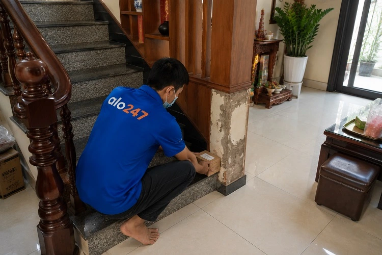 Thợ alo247 diệt mối bằng việc đặt hộp nhử mối tại Ô chợ Dừa