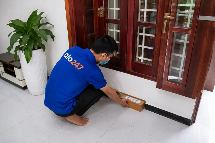 Thợ alo247 diệt mối bằng việc đặt hộp nhử mối tại Tây Tựu