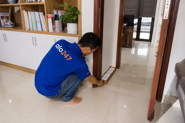 Thợ alo247 diệt mối bằng việc đặt hộp nhử mối tại Xuân Đỉnh