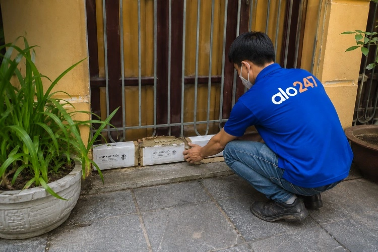 Thợ alo247 diệt mối bằng việc đặt hộp nhử mối tại Xuân Phương