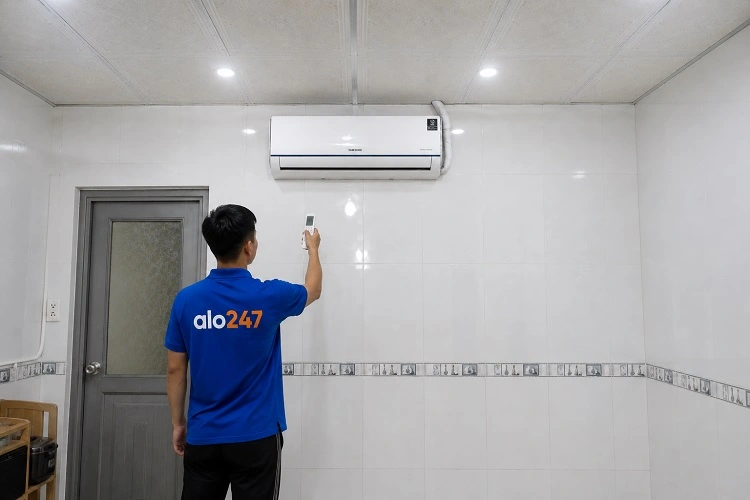 Thợ alo247 kiểm tra lại máy sau khi sửa điều hoà Samsung