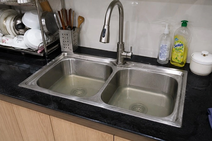 Bồn rửa bát bị tắc nghẽn không thoát nước cần xử lý tại Bồ Đề