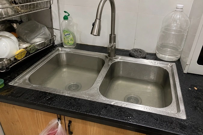 Bồn rửa bát bị tắc nghẽn không thoát nước cần xử lý tại Dương Nội