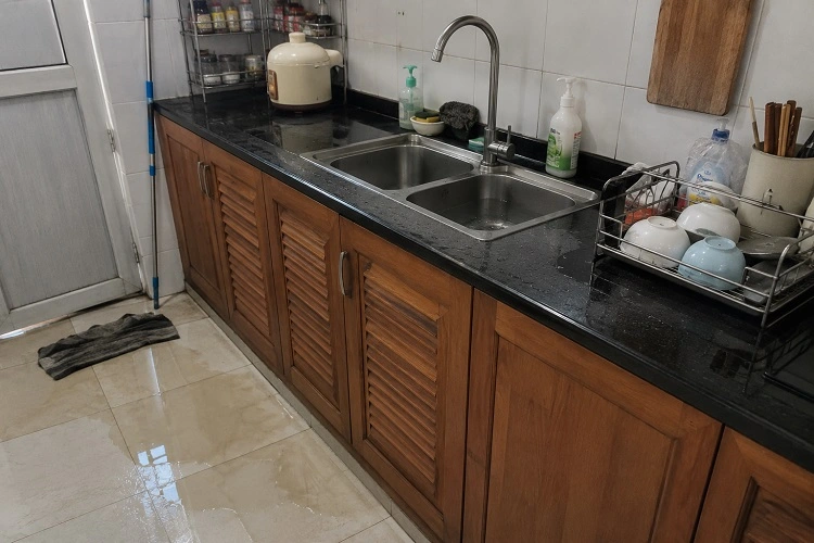 Bồn rửa bát bị tắc nghẽn không thoát nước cần xử lý tại Giảng Võ