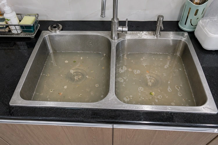 Bồn rửa bát bị tắc nghẽn không thoát nước cần xử lý tại Hồng Hà