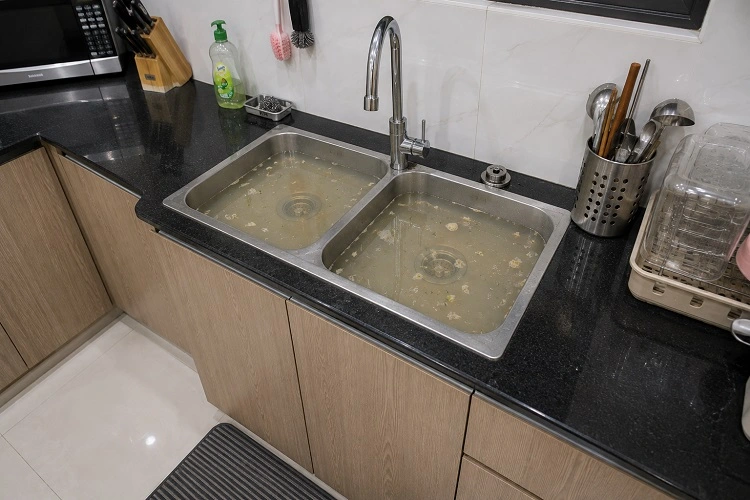 Bồn rửa bát bị tắc nghẽn không thoát nước cần xử lý tại Láng