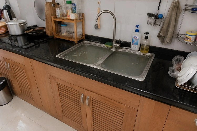 Đường ống thoát nước chậu rửa bát cần thông tắc bằng máy chuyên dụng tại Kim Liên